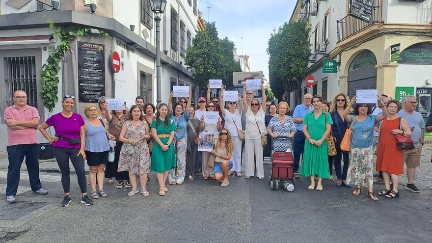 Una treintena de vecinos se concentran para pedir más seguridad en el casco histórico de Córdoba