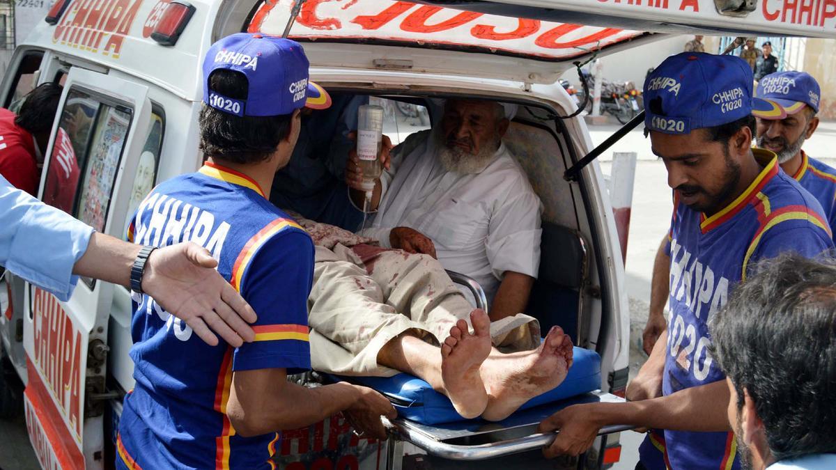 Imagen de archivo de servicios de emergencias tras la explosión de una bomba en Quetta, Baluchistán, Pakistán.