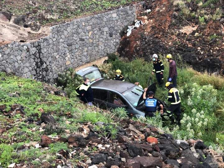 Accidente en Ingenio con dos personas atrapadas en un vehículo