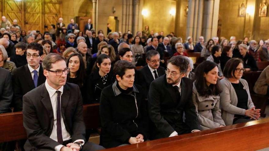 La iglesia de la Asunción, que se llenó para las exequias; en el primer banco, por la derecha, su viuda, María Rosario Fernández-Nespral; su hija, Reyes, y su hijo, Juan.