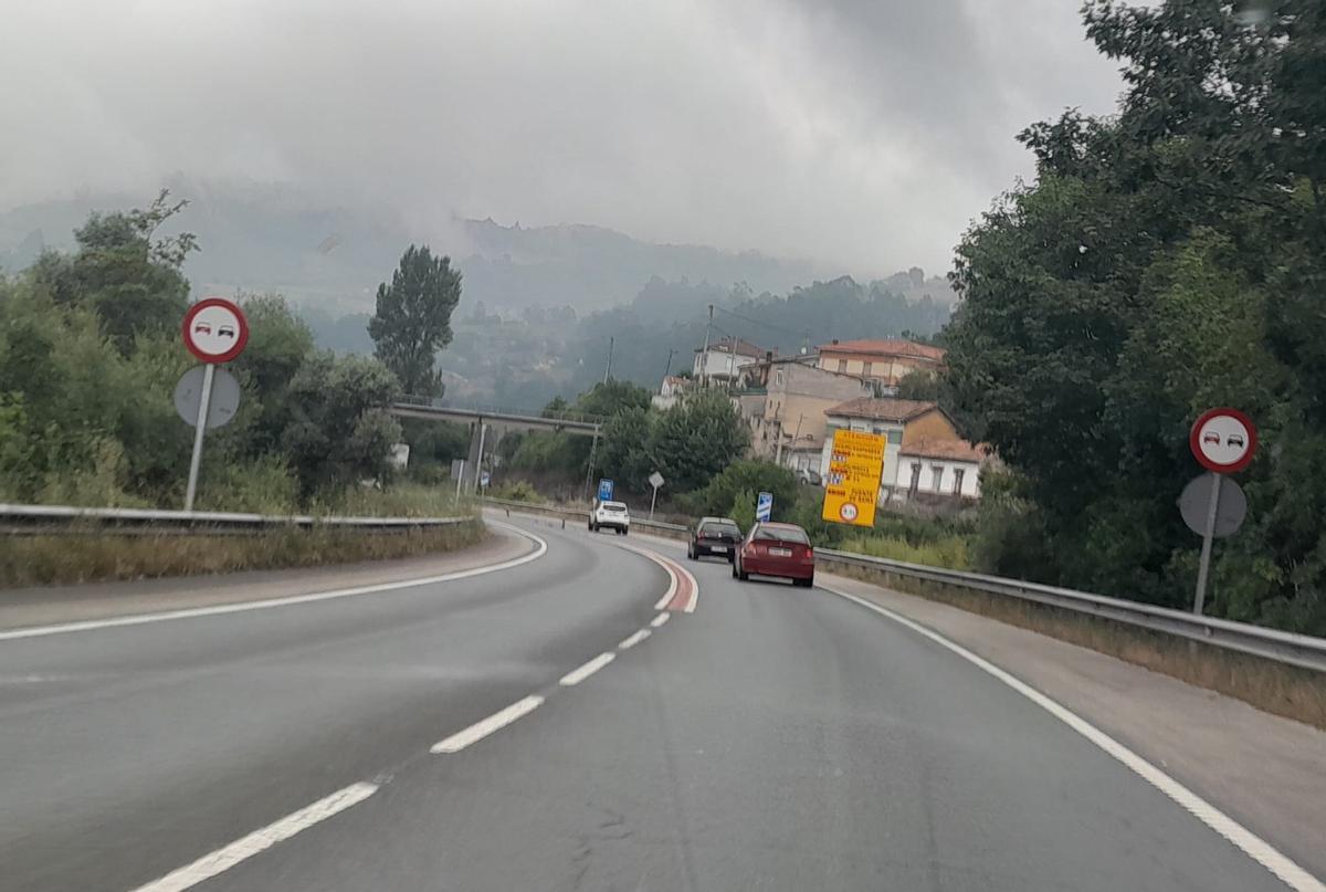Un cartel recomendando tomar la "Y" de Bimenes, cerca de El Entrego.