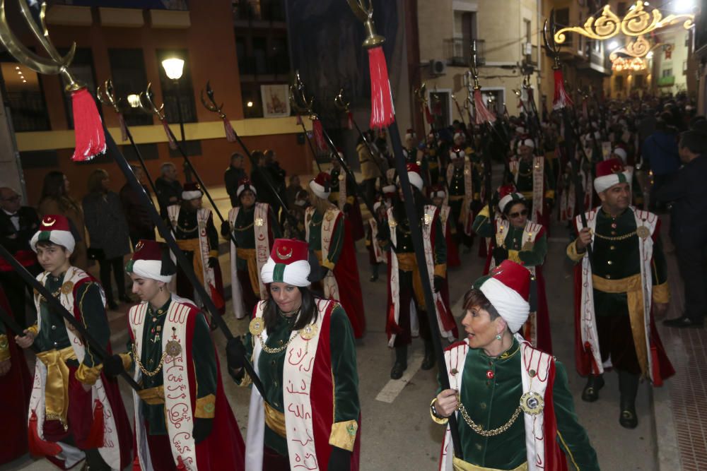 El desfile de La Entrada da la bienvenida a los Moros y Cristianos de Sax