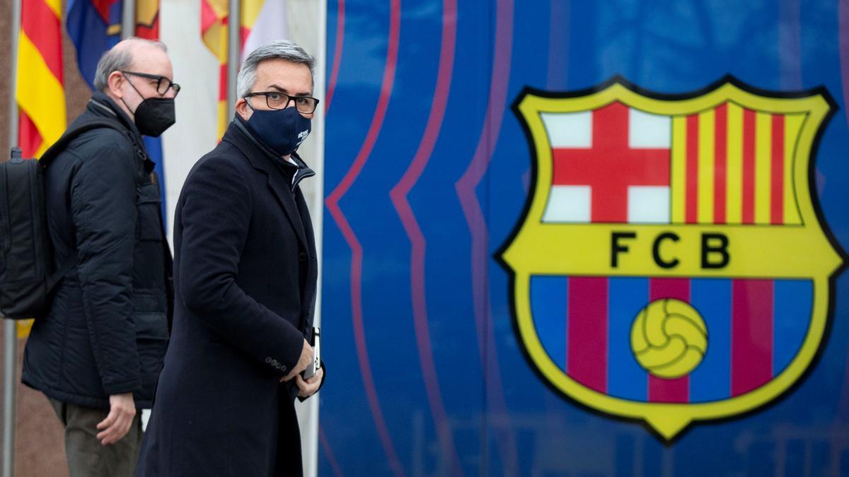 Antoni Bassas y Víctor Font, en las puertas de las oficinas del Barça.