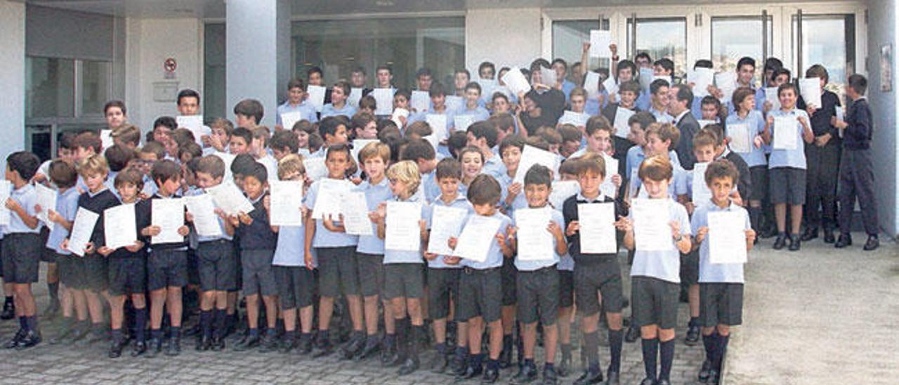 Los alumnos del colegio Montecastelo que participaron en las pruebas de inglés posan con sus diplomas. J.C.