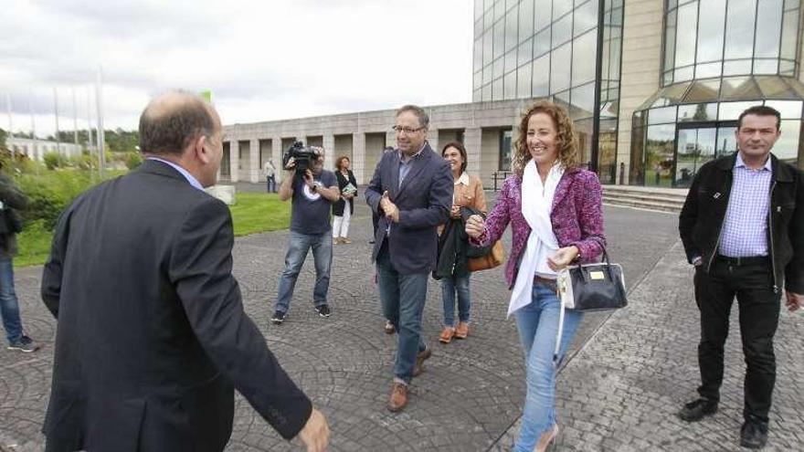 Noela Blanco saluda a Leiceaga en la Tecnópole.  // Jesús Regal