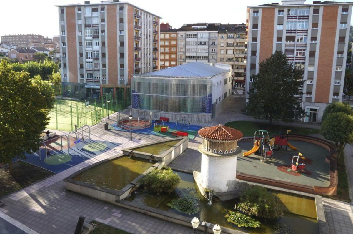 Parque Alfonso X de Pola de Siero con la Escuela Infantil Los Polesinos al fondo. Obras finalizadas en 2025. | Cedida a LNE