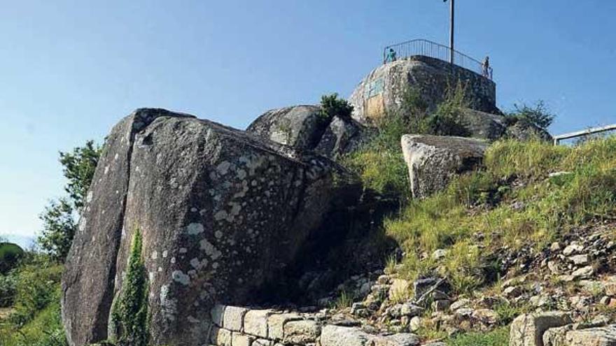 Parte de la muralla de la antigua fortaleza de Lobeira se descubrió en las excavaciones de 2008.  // I Abella