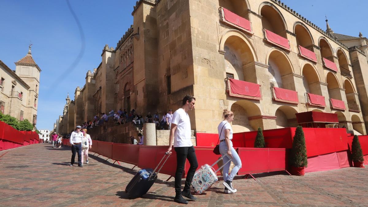 Turistas con maletas circulan por el entorno de la Mezquita-Catedral, este Domingo de Resurrección.