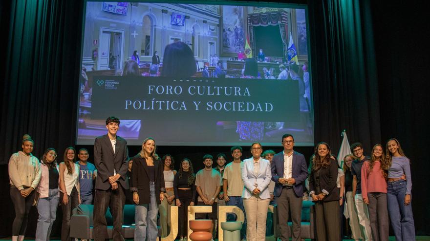18 millones para comprar 150 casas: el consejero de Vivienda adelanta los planes del Gobierno al alumnado de la Pessoa