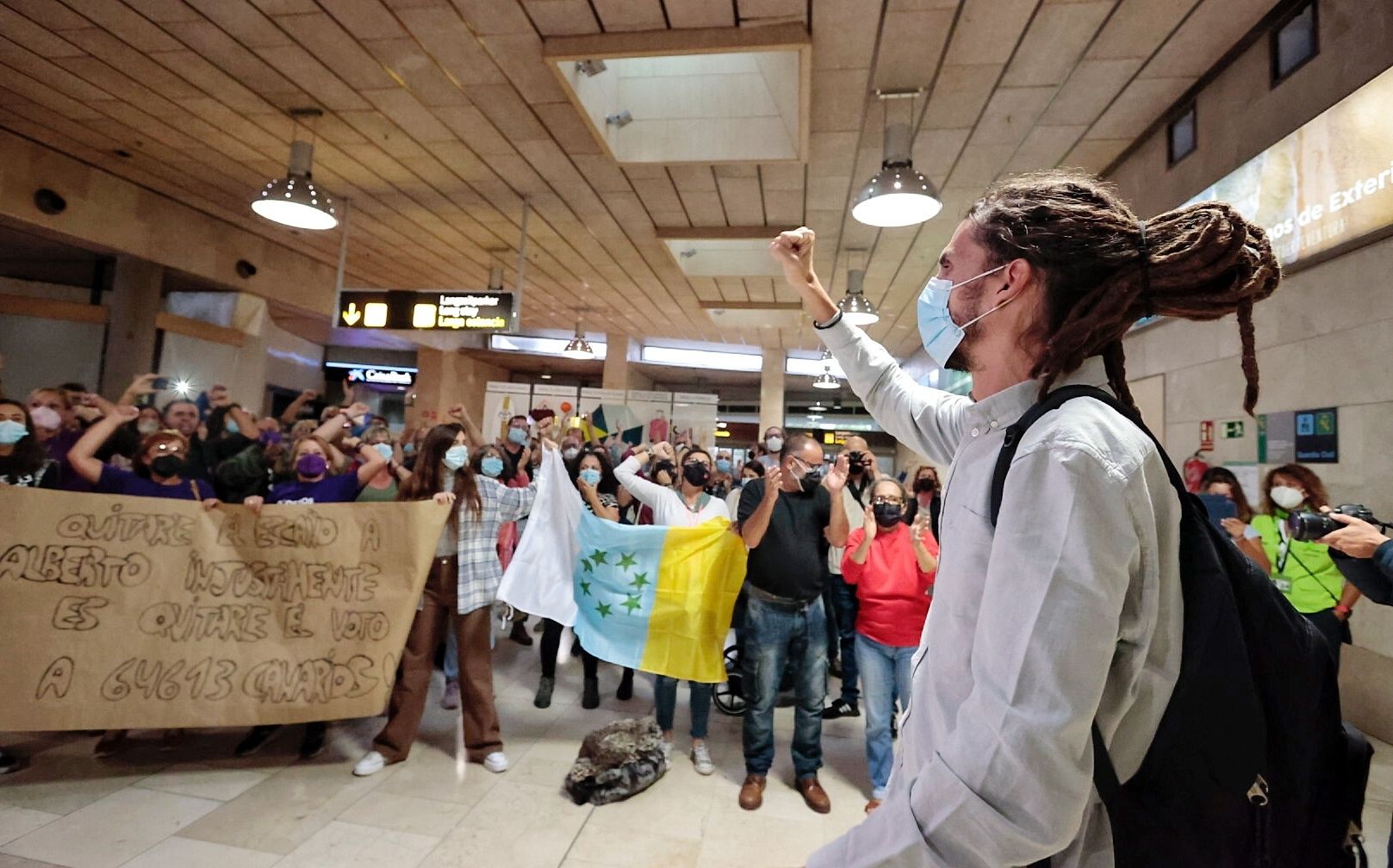 Alberto Rodríguez llega a Tenerife y anuncia que deja la militancia de Podemos