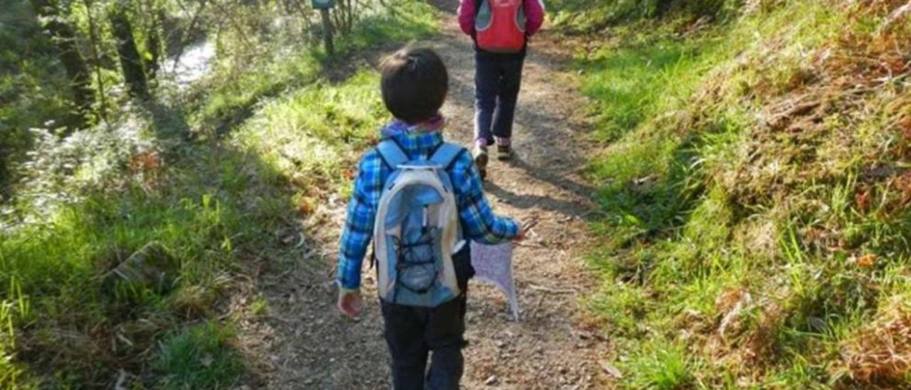 Dos niños recorren la ruta Río Eifonso-A Pedra Cabalaria. // Xistra CM