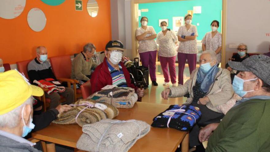 Mantas solidarias para los mayores de Ferreras de Abajo