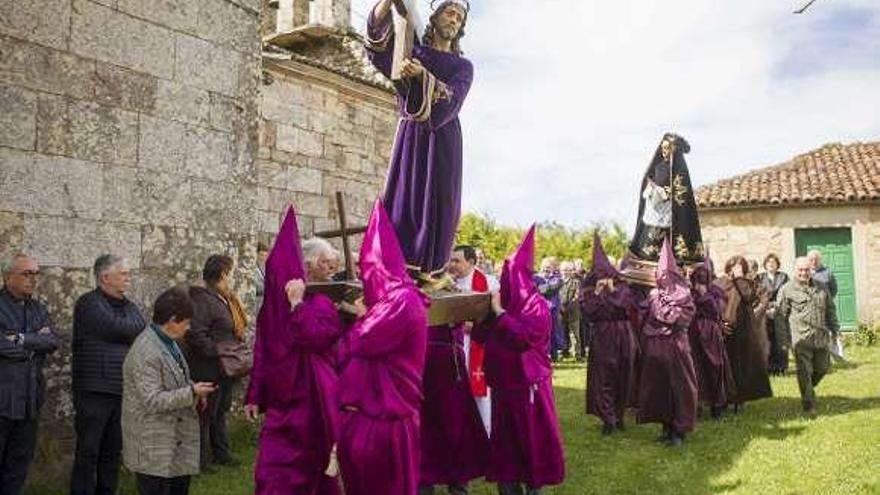 Procesión del Viernes Santo en Oirós. // Bernabé/Ana Agra