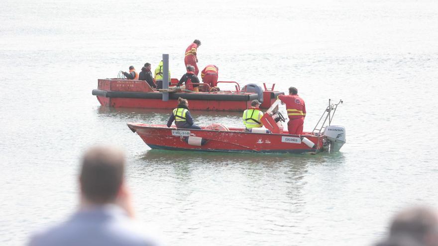 Comienzan los ensayos para la siembra en la ría de O Burgo que rechazan los mariscadores