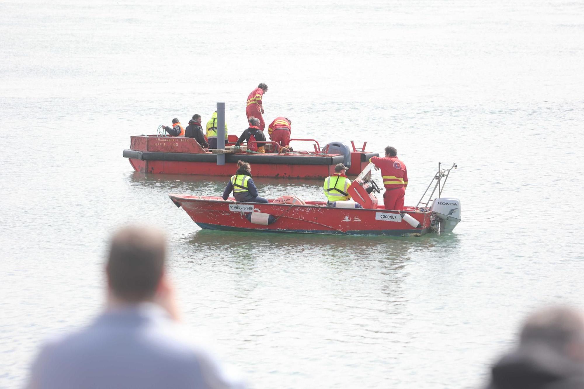 Comienzan los ensayos para la siembra en la ría de O Burgo que rechazan los mariscadores