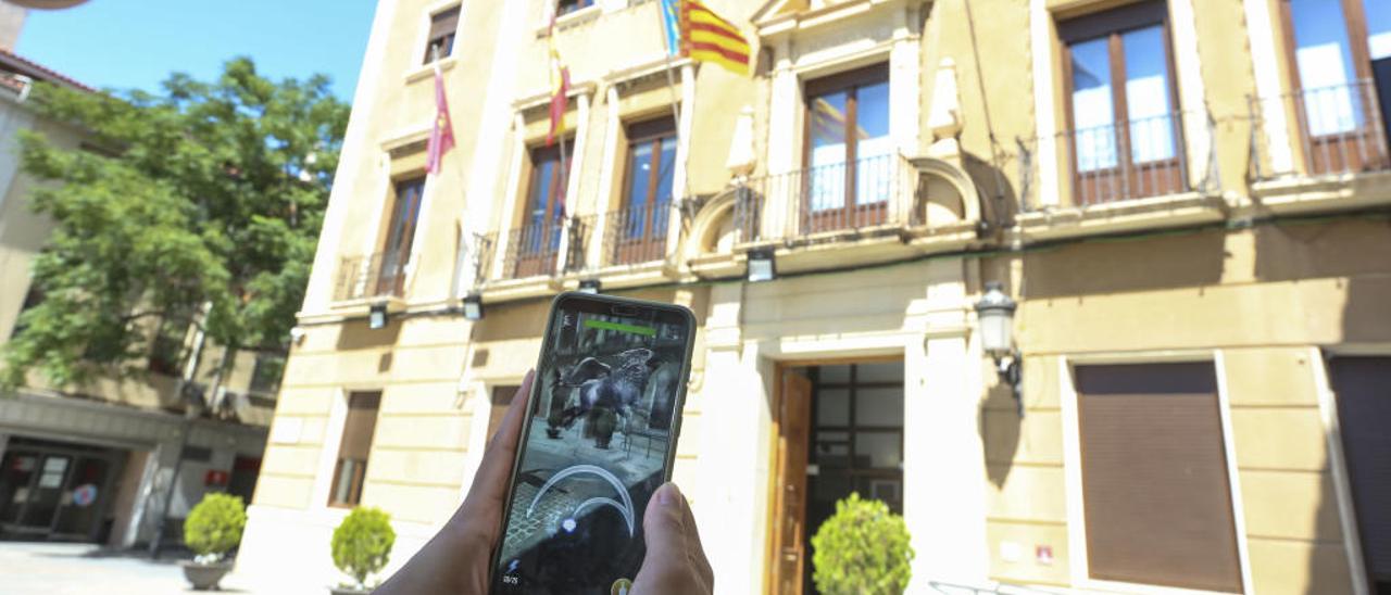 Una jugadora de Harry Potter localiza un animal fantástico en la fachada del Ayuntamiento de Elda.