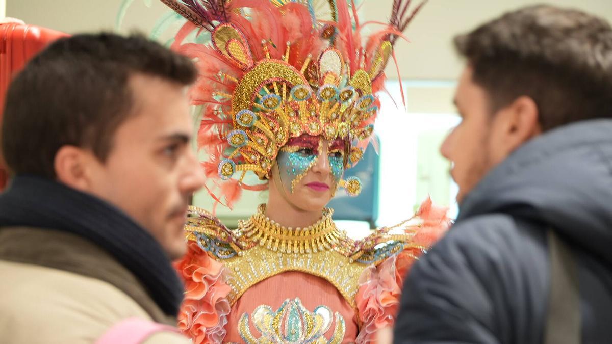 Fotogalería | Las comparsas lucen sus trajes este lunes como maniquíes vivientes
