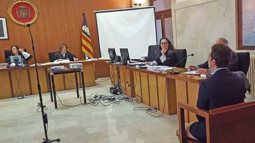 El monitor acusado de abusos sexuales a menores, ayer, en la Audiencia Provincial de Palma.