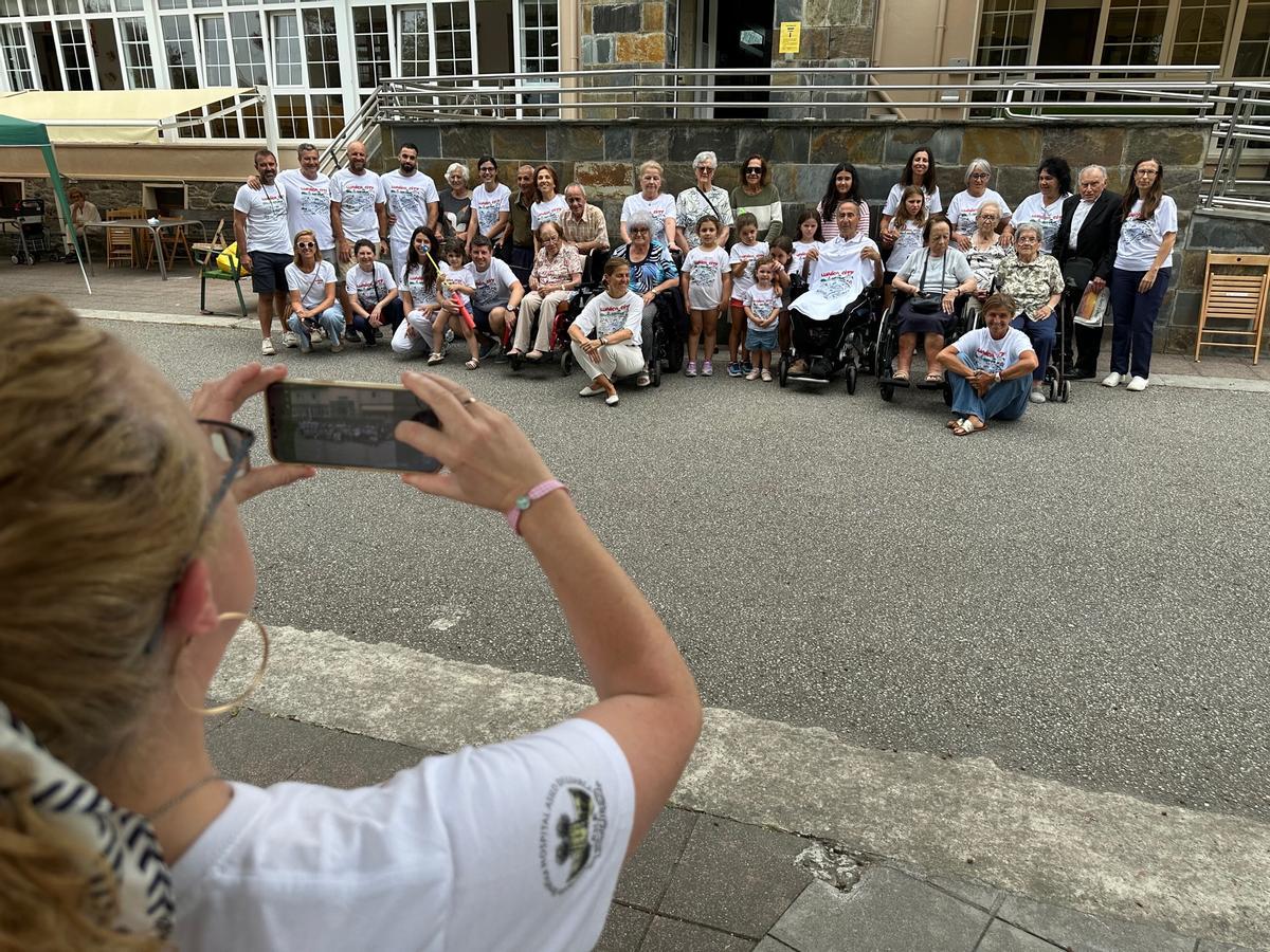 Foto de familia en la residencia con parte de los 146 usuarios del centro.