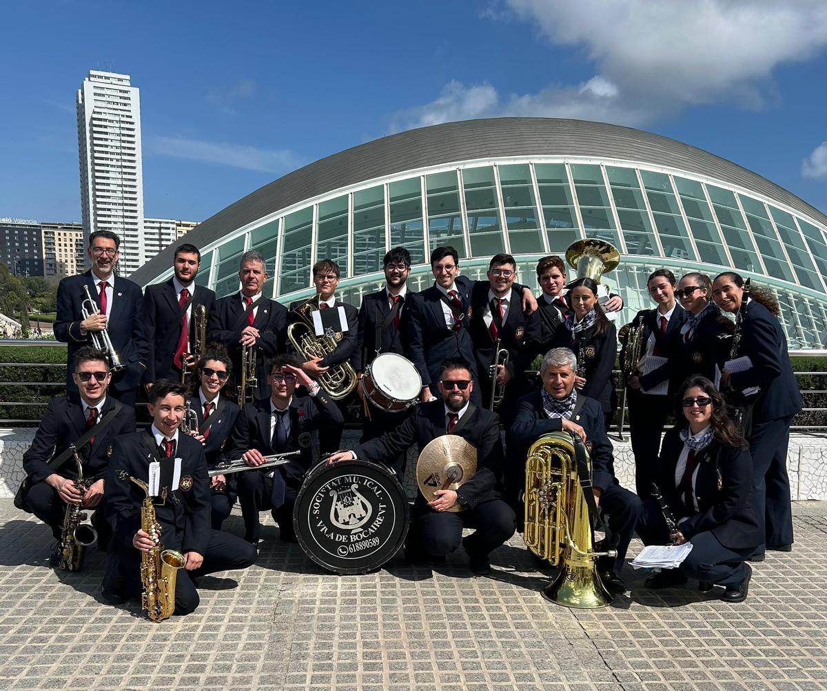 Músicos de la Societat Musical Vila de Bocairent tras una actuación en València.