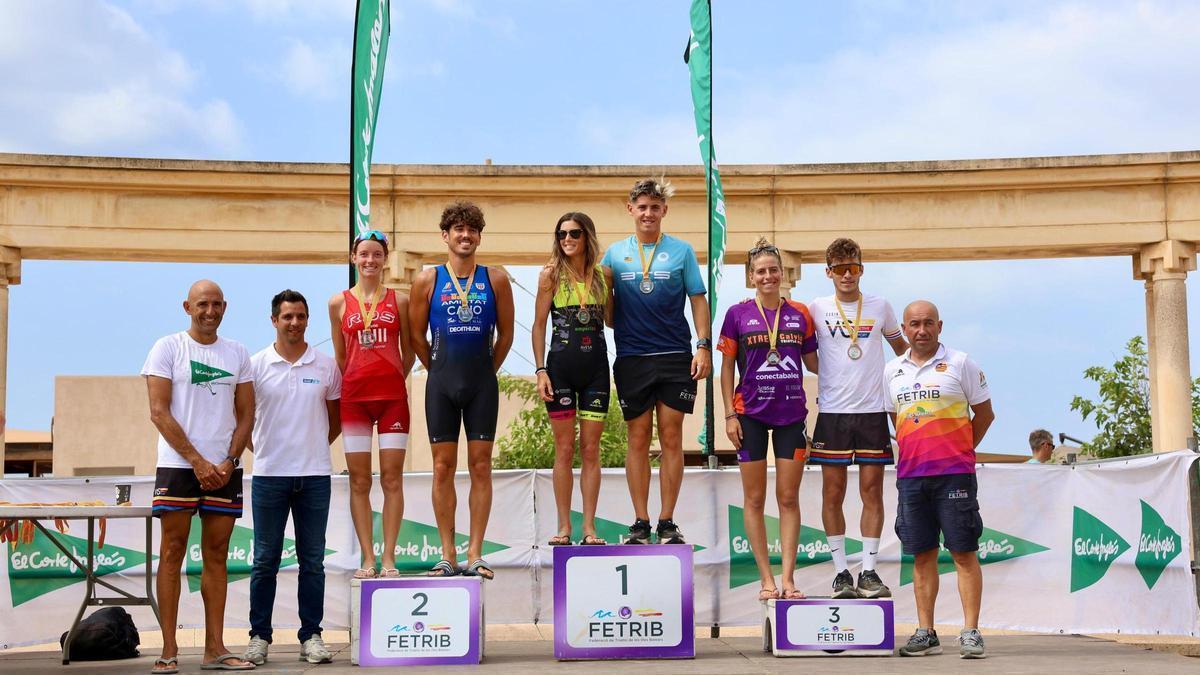 Podio con los ganadores del acuatlón celebrado en el Portixol