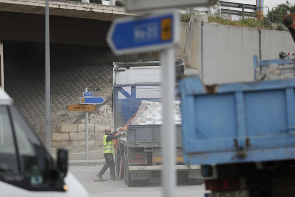 Un camión pierde la carga en la carretera de Puigpunyent