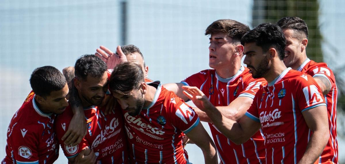 Celebración de uno de los goles del Coria en Valdebebas.