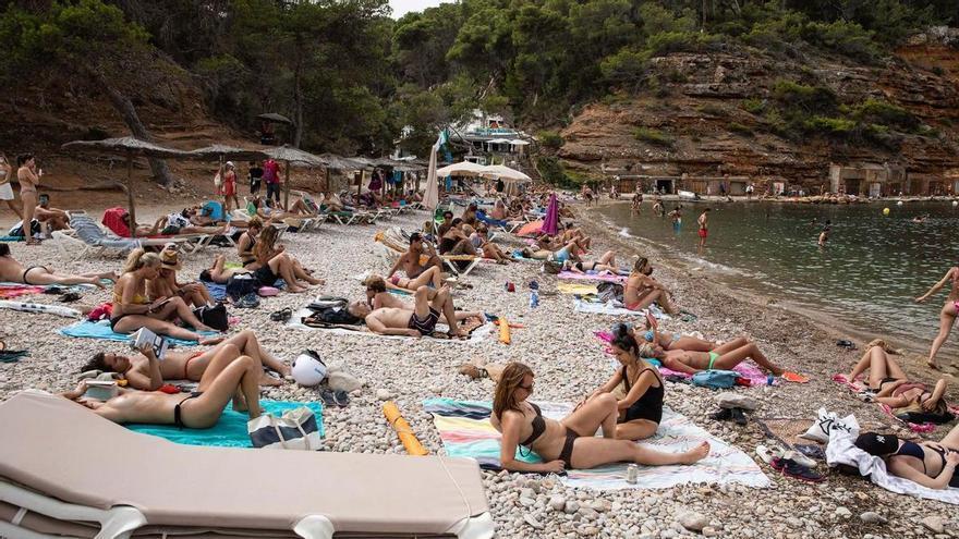 Horas de cola para bañarse en una playa de Ibiza - Diario de Mallorca - Vimarsana News