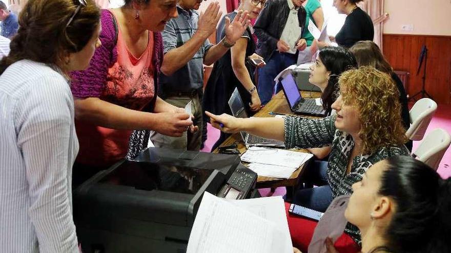 Vecinos de Paramos aportan datos a los promotores de la Plataforma de Afectados, ayer en Tui. // M.G. Brea