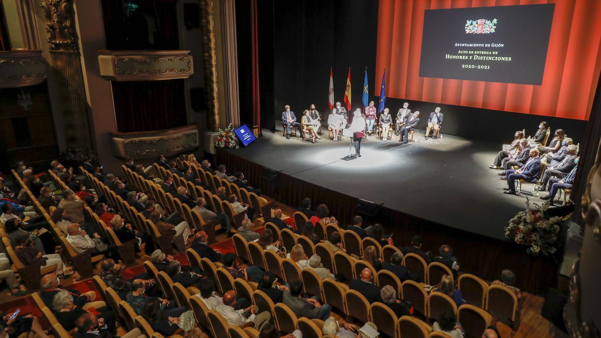 Entrega de honores y distinciones de Gijón en el teatro Jovellanos