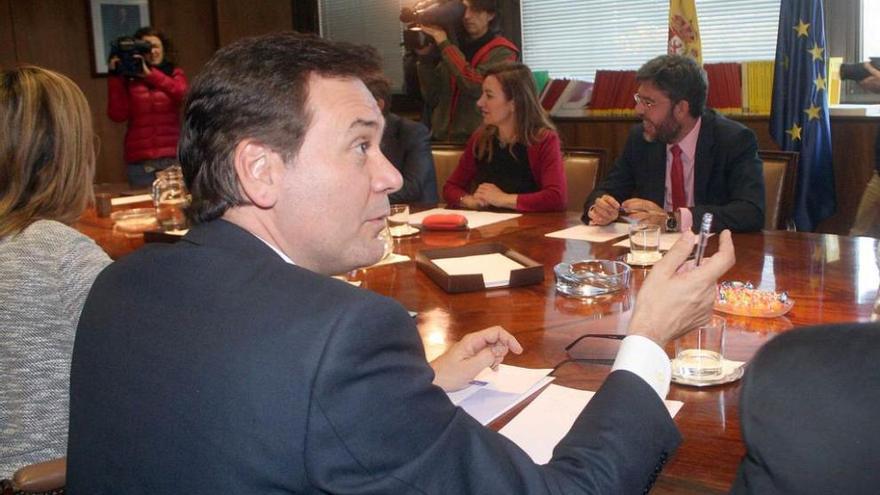 Francisco Blanco, en primer término, con Marta Fernández y Alberto Nadal al otro lado de la mesa.