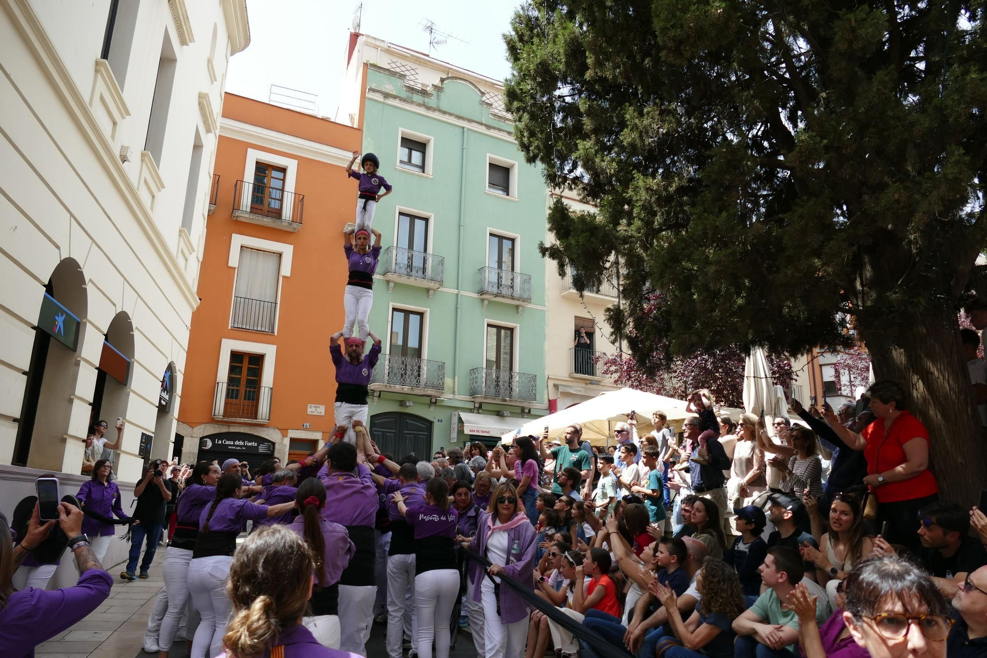El tradicional pilar caminant de la Colla Castellera de Figueres congrega centenars de persones