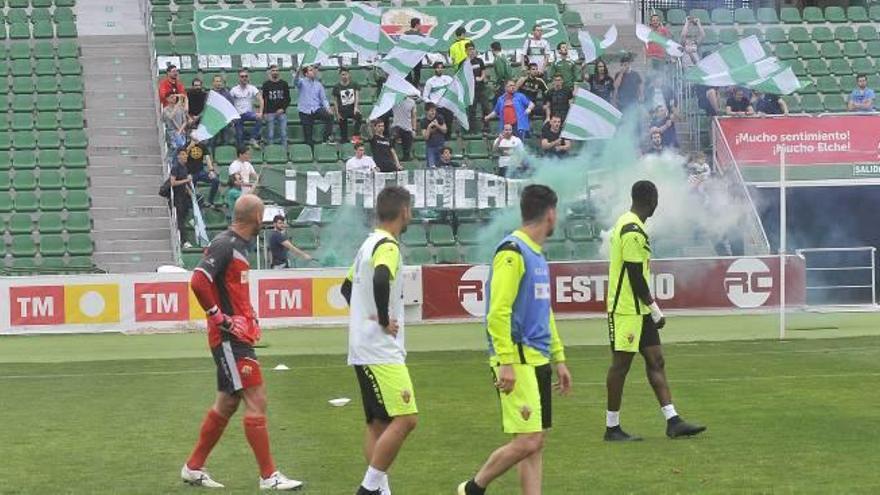 Los jugadores del Elche durante el entrenamiento con los seguidores animando.