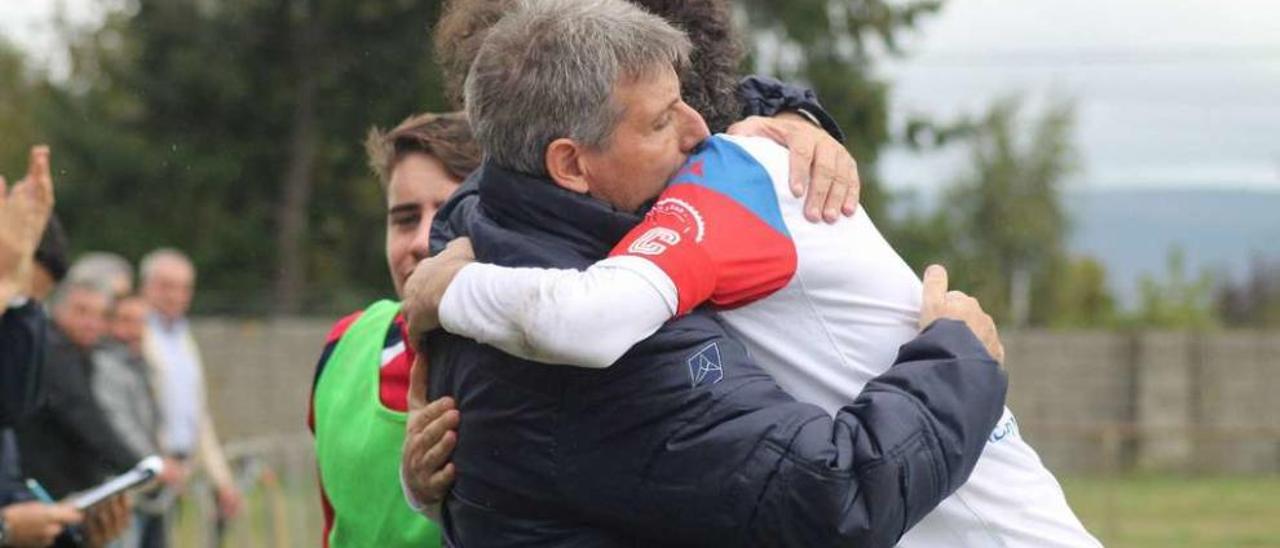 El técnico unionista, Antonio Dacosta, recibe el abrazo del defensa Xurxo, tras marcar en el campo del Trives. // Yedra Seara