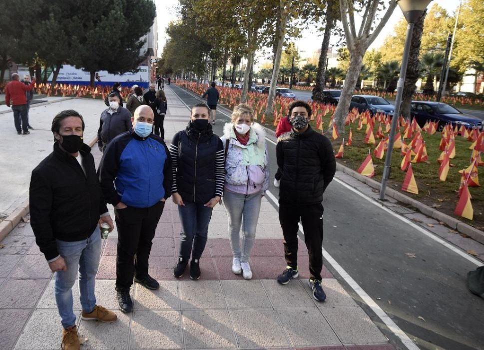 La Avenida Juan de Borbón de Murcia amanece con miles de banderas de España por las víctimas del coronavirus