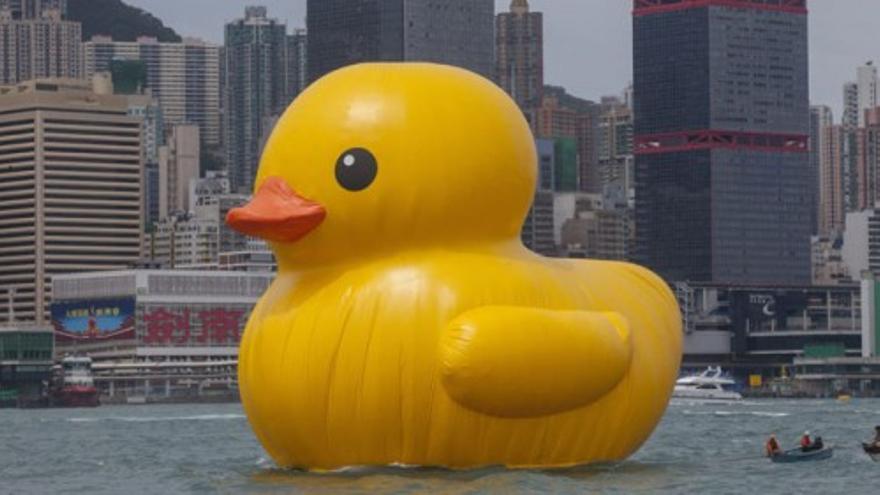 Un pato gigante surca las aguas de Hong Kong