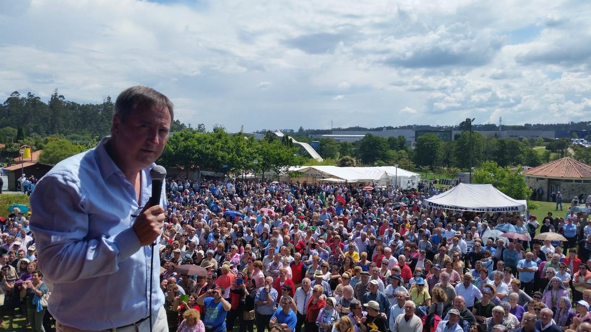 Marcial Mouzo nunha das xuntanzas multitudinarias da audiencia do programa 'Pensando en ti'