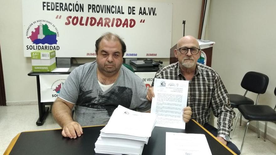 José Óscar López, con el vicepresidente Ricardo Soto y las copias de los escritos enviados