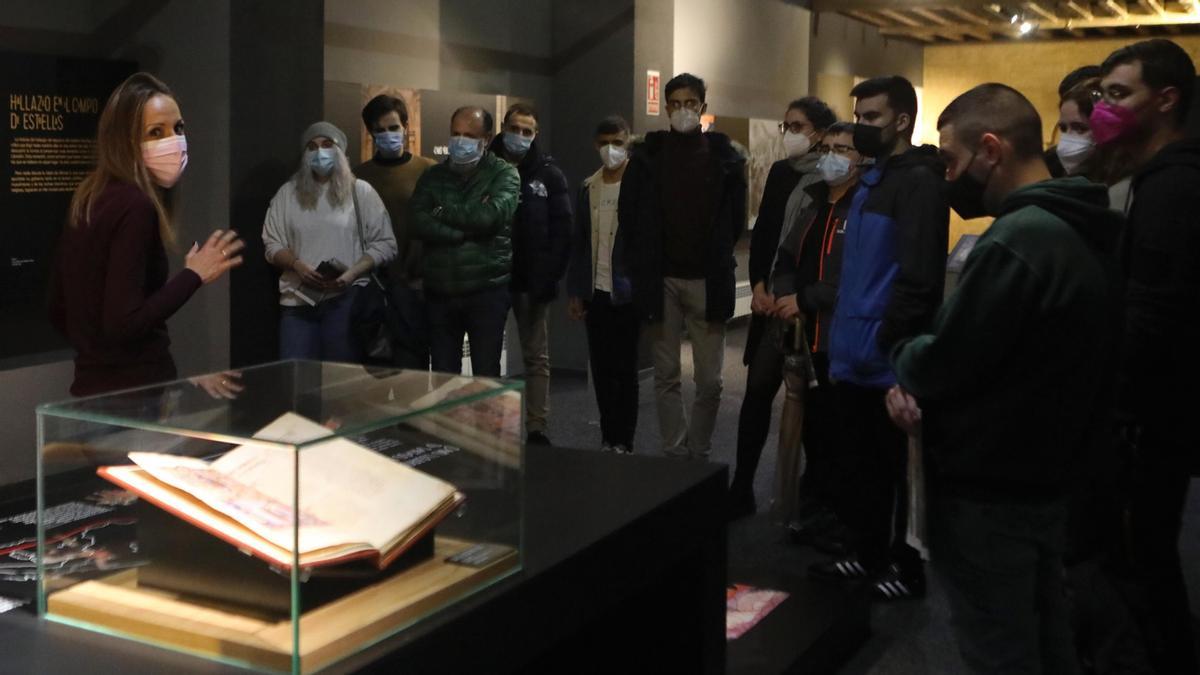 María Álvarez, a la izquierda de la imagen, con sus estudiantes.