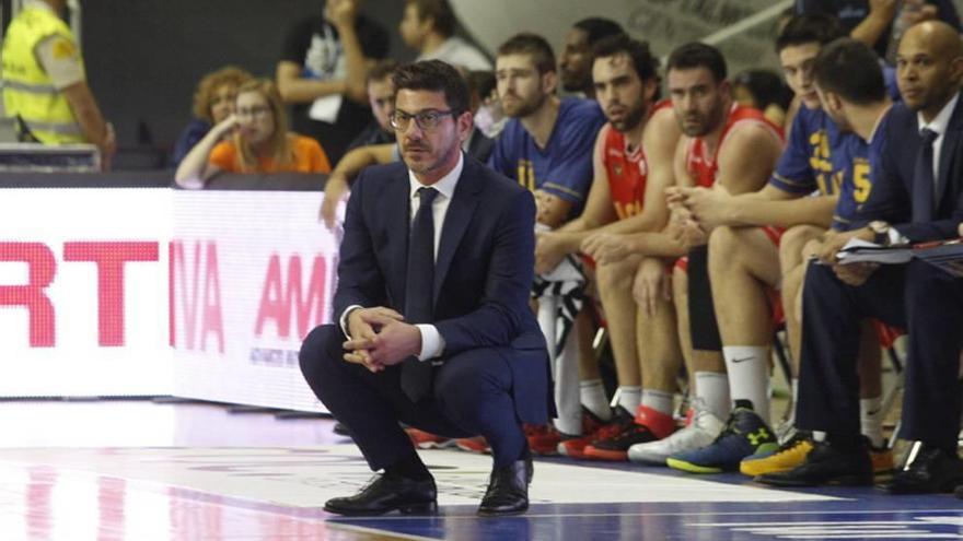 Fotis Katsikaris sigue, de rodillas, el partido de ayer.