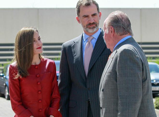 Letizia Ortiz con cuerpo de cuero rojo de Carolina Herrera