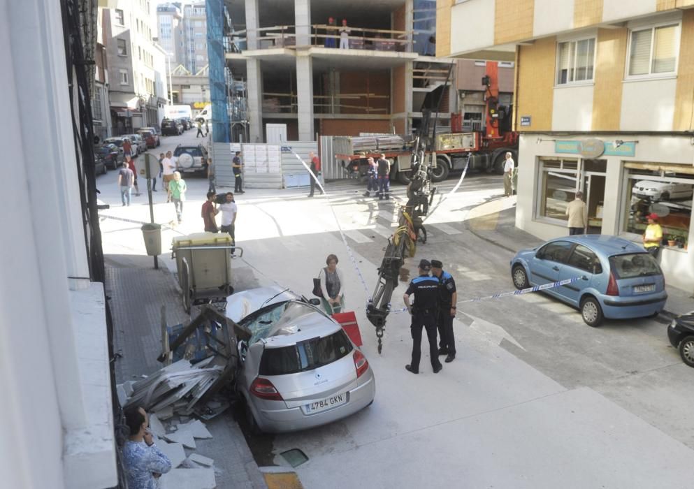 Una grúa se rompe y una parte cae con su carga sobre un coche en Monte alto