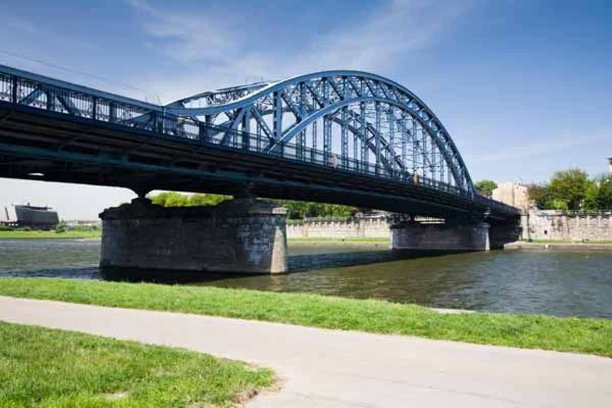 El famoso puente Pilsudski es una construciión de metal sobre el rio Vistula