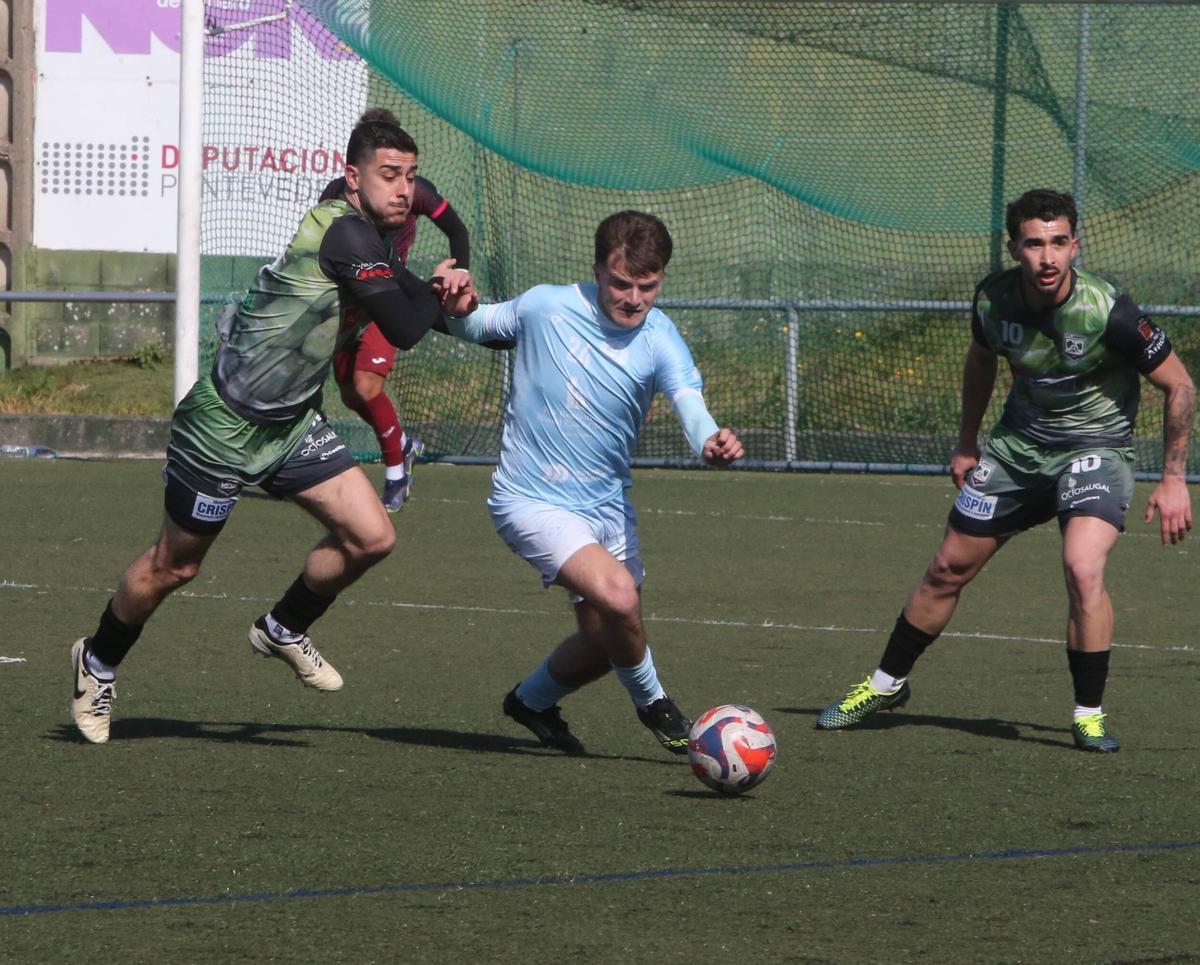 Mole trata de zafarse de la presión de un jugador del Arnoia.