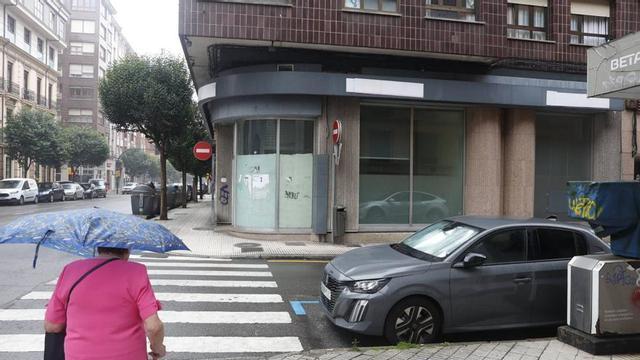 Un bajo comercial antes usado como oficina bancaria en la calle Caveda.  | ÁNGEL GONZÁLEZ