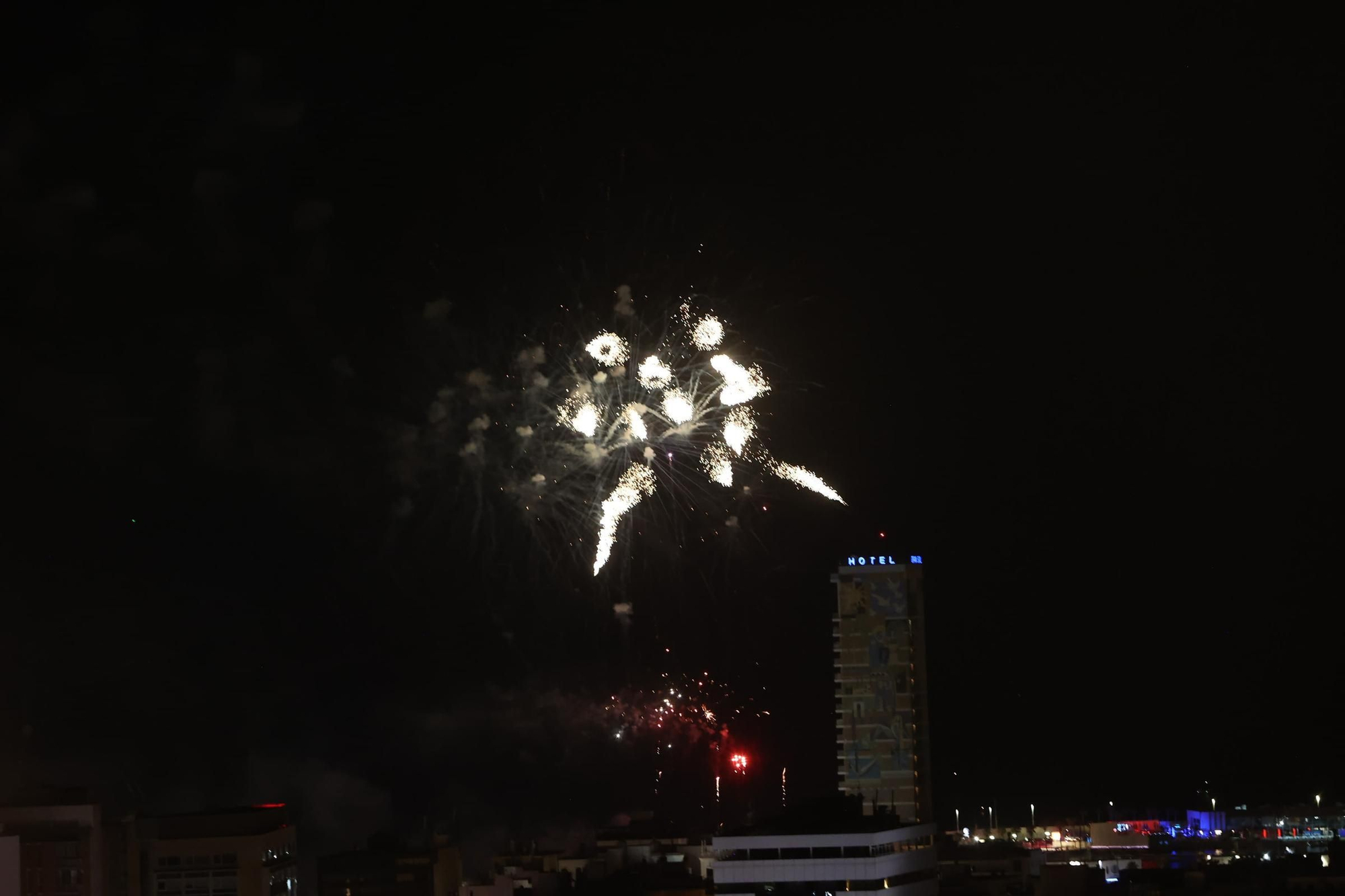 Así ha sido el espectáculo de la pirotecnia Gironina desde el Castillo de San Fernando en Alicante