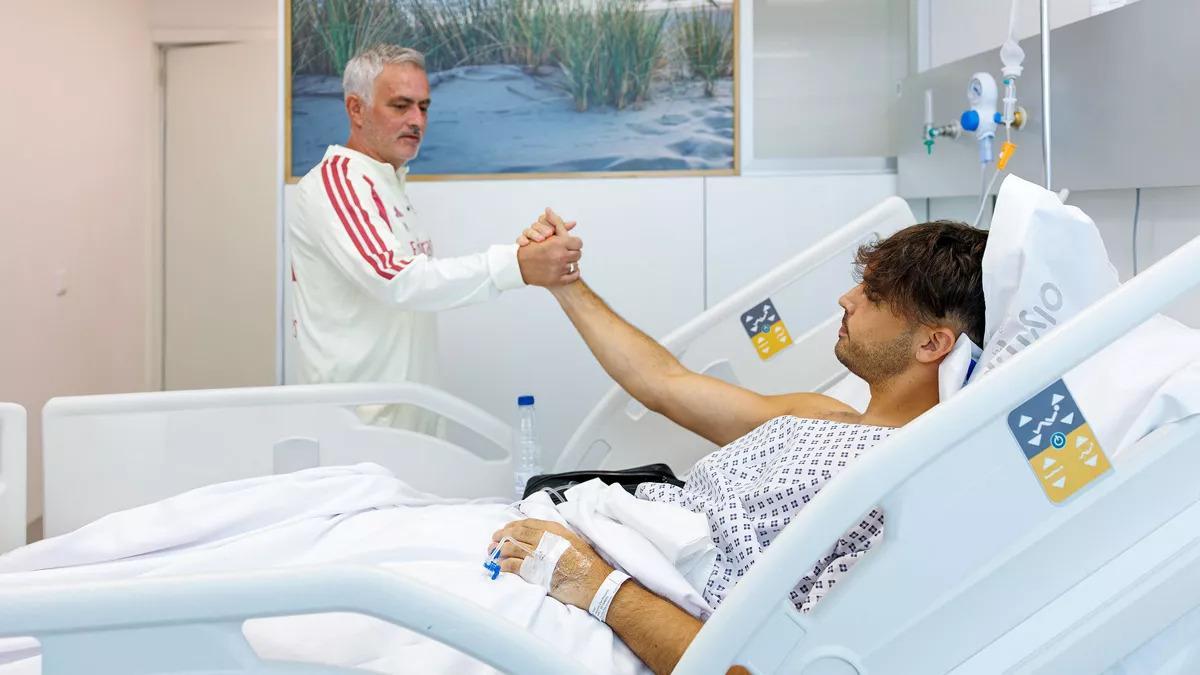 Mourinho, durante la visita que le hizo a Asencio tras ser operado.