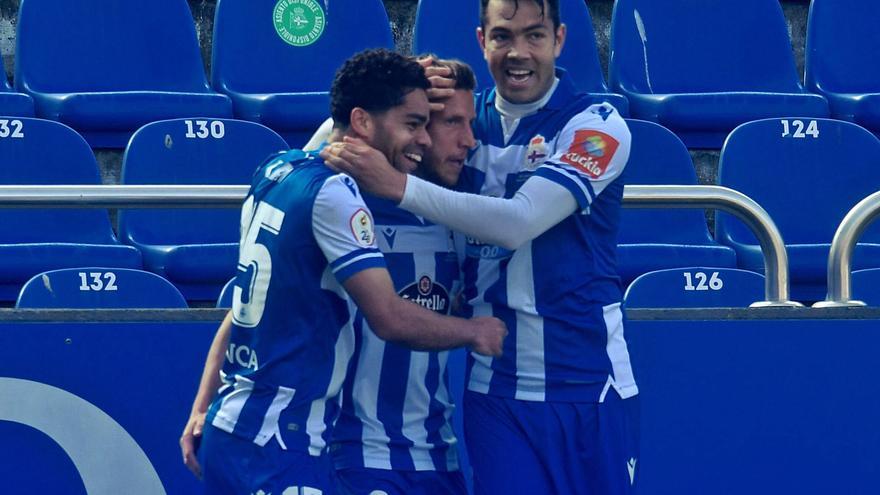Miku y Raí felicitan a Keko por su gol contra el Zamora el fin de semana pasado. |  // CARLOS PARDELLAS