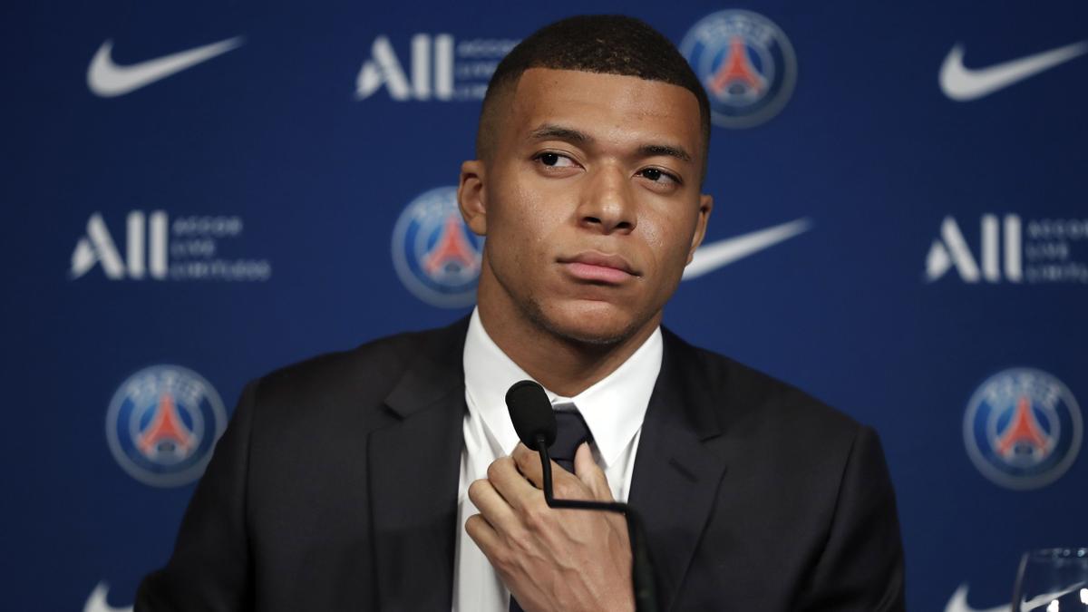 Paris (France), 23/05/2022.- Paris Saint Germain's Kylian Mbappe adjusts his tie during a press conference at the Parc des Princes stadium in Paris, France, 23 May 2022. Kylian Mbappe renewed his contract with French Ligue 1 soccer club Paris Saint-Germain until 2025. (Francia) EFE/EPA/Christophe Petit Tesson