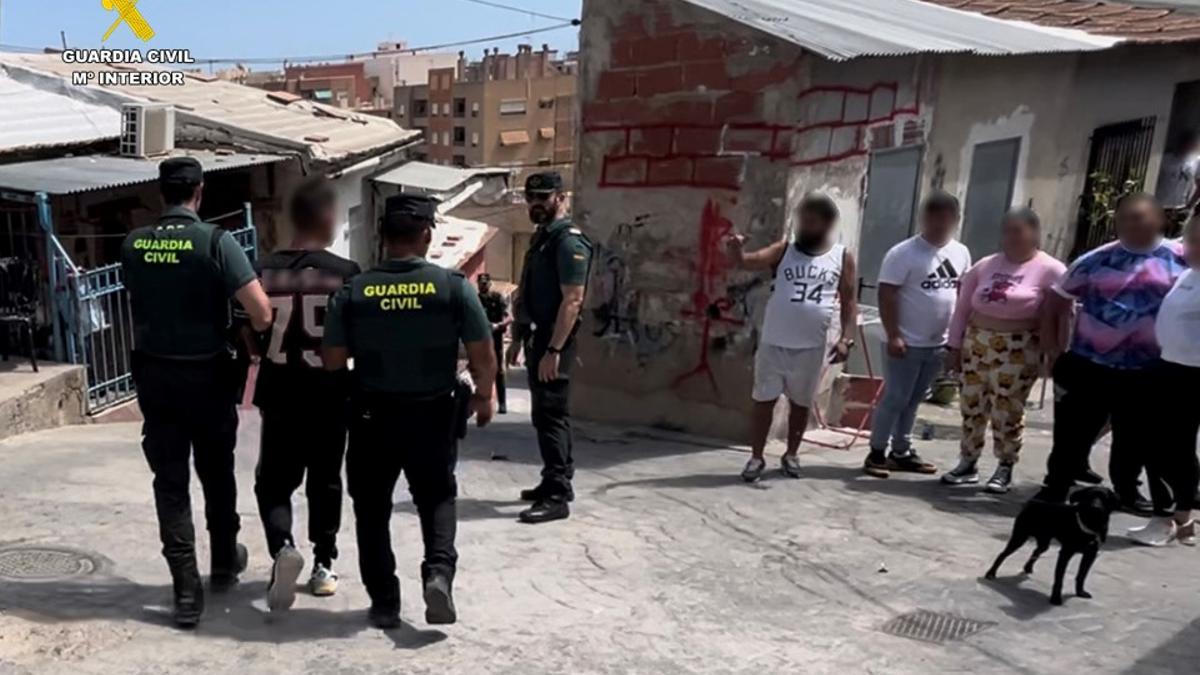 La Guardia Civil detiene a tres delincuentes en un conocido barrio de Callosa